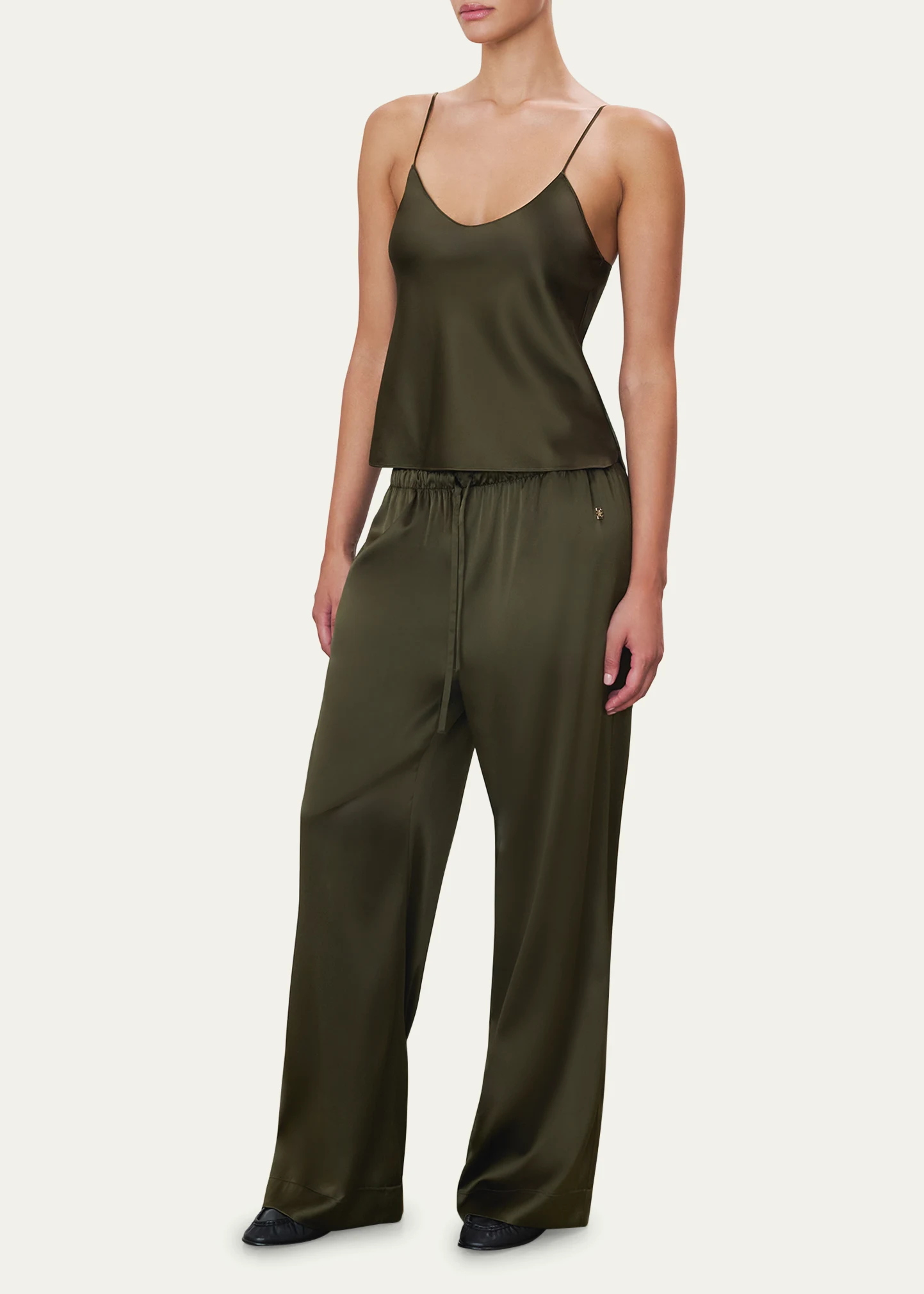 Mila V-Neck Tank op 14 Mila V-Neck Tank op