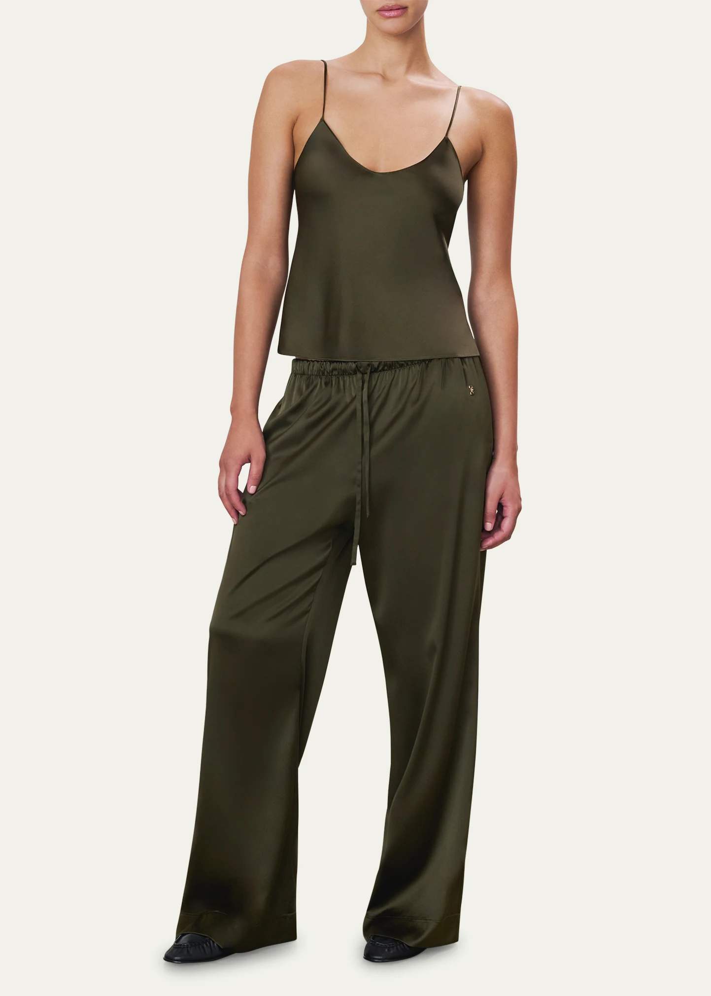 Mila V-Neck Tank op 2 Mila V-Neck Tank op